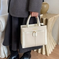 Vue détaillée du sac cabas beige en patchwork avec motif chevrons et doubles zips - Blanc Sans Pendentif