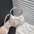 Witte halfronde crossbodytas met dubbele strikdetails en verstelbare riem - Wit