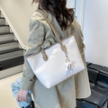Dettaglio della borsa tote bianca con manici beige e ciondolo a forma di elefante - Bianco