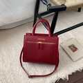 Sac à main vintage rouge foncé texturé avec lettrage doré sur tapis en fausse fourrure - Rouge (Sans Pendentif)