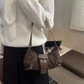 Borsa a spalla hobo marrone vintage con grande fibbia a cintura e finiture in argento retro - caffè