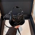 Glanzende zwarte crossbodytas met dubbele strikken op een luxe geschenkverpakking - Zwart