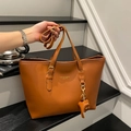 Borsa tote marrone a scomparti con ciondolo a elefante per il lavoro e il tempo libero - Marrone