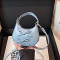 Mini lichtblauwe lakleren handtas met dubbele strikken in een luxe geschenkdoos - Blauw