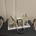 Borsa a spalla in camoscio bianco sporco con fibbia in metallo vintage e borchie - Grigio chiaro