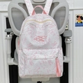 Witte rugzak met roze tie-dye print en logo, hangend aan een grijze kantoorstoel - Roze Marmer (Zonder Hanger)