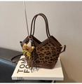 Detail of leopard print bucket bag with V-shaped opening and cute bear charm - Leopard Coffee Color With Charms