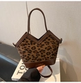 Detalle del bolso de leopardo con asas de cuero marrón y elegante logo dorado de JDH - Color Café Leopardo Sin Colgantes