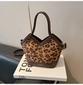 Detalle del bolso tote de leopardo con apertura en V y ribete de cuero marrón oscuro - Marrón Leopardo Sin Colgantes
