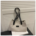 Detail van de beige canvas shopper met zwarte lederen riemen en rechthoekige logopatch - Zwart