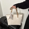 Bolso tote beige de piel sintética con asas marrones y pañuelo de seda decorativo a cuadros - Blanco