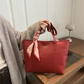 Bolso tote rojo de cuero con letras doradas y pañuelo de cuadros en el asa decorativa - Rojo