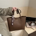 Bolso tote retro marrón oscuro de cuero PU con detalle de pañuelo de seda geométrico - Marrón