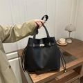 Klassische schwarze Leder-Eimertasche mit goldener Metallschnalle und Kordelzug-Stil - Schwarz