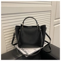 Detail der schwarzen Handtasche aus Leder mit goldener Hardware und abnehmbarem Gurt - Schwarz