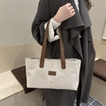 Borsa tote in lino beige con manici in pelle marrone scuro e patch rettangolare - Marrone