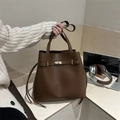 Große dunkelbraune Beuteltasche aus Kunstleder mit goldenem Drehverschluss für Damen - Braun
