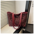 Detailansicht der burgunderroten Tote Bag mit Leopardenmuster und Lederriemen - Rot