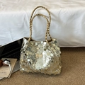 Borsa tote con paillettes dorate con manici intrecciati e patch logo su tappeto - Oro