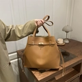 Beuteltasche aus karamellbraunem Leder mit goldenem Drehverschluss und Kordelzug - Braun