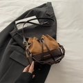 Bolso saco bicolor con cordón, asa trenzada y correa ajustable al hombro - Sin colgante / Marrón