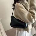 Borsa sottobraccio minimalista in ecopelle nera con scritte incise per uso quotidiano - Nero