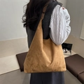 Große braune Wildleder-Einkaufstasche für Damen mit minimalistischem Design und breitem Gurt - Braun