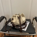 Bolso cubo bicolor en lona beige y cuero marrón con cierre de cordón y correa de hombro larga - Sin colgante / Caqui