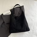 Minimalistische schwarze Wildleder-Einkaufstasche mit breitem Schultergurt für Damen - Schwarz