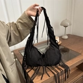 Schicke schwarze Wildleder-Fransentasche in Halbmondform für Damen lässiger Schulterstil - Schwarz