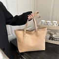 Beigefarbene große Tote Bag aus weichem Wildleder-Finish von Model präsentiert - Khaki