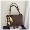Dettaglio della borsa tote in pelle marrone caffè con foulard in seta sul manico - Marrone Scuro