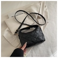 Detail van zwarte lederen crossbodytas met hartstiksel en goudkleurige hardware - Zwart
