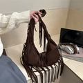 Dunkelbraune Wildleder-Halbmondtasche mit langen Fransen im Boho-Stil für Damen - Braun