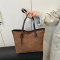 Braune Wildleder-Einkaufstasche mit minimalistischem Design und Ledergriffen - Braun