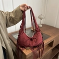 Weinrote Wildleder Hobo-Tasche mit langen Fransen und Schleife von Model getragen - Rot