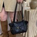 Bolso tote negro retro minimalista con hebilla dorada y acabado en cuero sintético - Negro