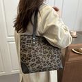 Bolso tote con estampado de leopardo, patchwork de cuero negro y metal dorado - Negro