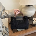 Borsa a secchiello minimalista in sherpa nera con manico in legno e tracolla in pelle - Nero