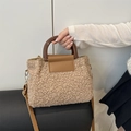 Borsa a secchiello in pile teddy cammello con manici in resina e finiture in pelle - Cachi