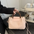 Secchiello in sherpa rosa con manico in legno e tracolla regolabile dal design minimal - Rosa