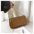 Detailaufnahme der braunen Wildledertasche mit goldener Kette und gesteppten Nähten - Braun