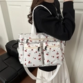 Sac fourre-tout blanc avec imprimé cerises rouges et multiples poches zippées pratiques - Blanc