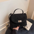 Elegante schwarze gesteppte Wildledertasche mit goldenem Drehverschluss und Kette - Schwarz