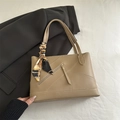 Borsa tote kaki con foulard decorativo e dettagli di cuciture trapuntate - Cachi