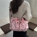Sac cabas en nylon rose à motif cerises et multi-poches porté par un mannequin - Rose