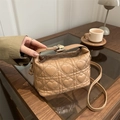 Borsa a tracolla beige con trapuntatura a cuore, fibbia metallica e manico superiore - Cachi