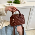 Bolso de mano marrón con relieve de cocodrilo, herrajes dorados y correa desmontable - Marrón