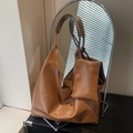 Sac fourre-tout hobo en similicuir marron avec pochette assortie et éclairage luxueux - Marron