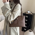 Borsa tote retrò marrone scuro con cuciture bianche a contrasto e sciarpa di seta decorativa - Marrone Scuro